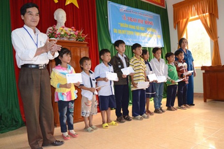 Quảng Ngãi: Trao 35 suất học bổng đến trẻ em nghèo hiếu học - 4 Học sinh nhận học bổng Ngăn dòng bỏ học do UBMTTQVN tỉnh Quảng Ngãi cấp