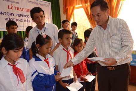 Quảng Ngãi: Trao 35 suất học bổng đến trẻ em nghèo hiếu học - 2 Nhà báo Đình Hòa - đại diện báo điện tử