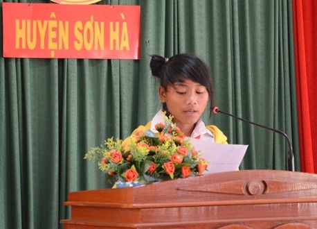 Quảng Ngãi: Trao 35 suất học bổng đến trẻ em nghèo hiếu học - 3 Học sinh Đinh Thị Vinh phát biểu cảm tưởng tại buổi nhận học bổng.