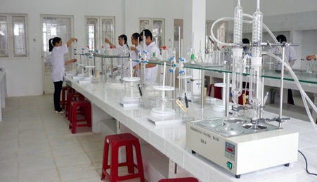 Khoa Dược - ĐH Thành Tây: Môi trường thuận lợi cho SV học và thực tập - 1 Sinh viên được học và thực hành ngay tại phòng thí nghiệm với các trang thiết bị hiện đại