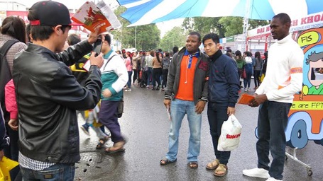 Sinh viên nước ngoài khuấy động Ngày hội Tư vấn Tuyển sinh 2014 - 2 Các bạn học sinh rất thích chụp ảnh cùng các sinh viên ngoại quốc.