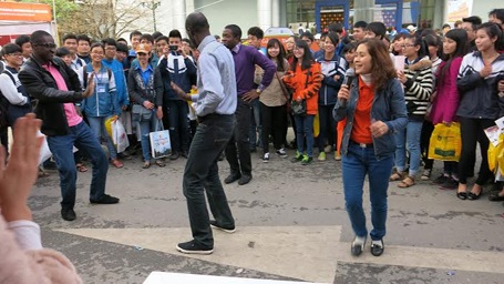 Sinh viên nước ngoài khuấy động Ngày hội Tư vấn Tuyển sinh 2014 - 3 Các điệu nhảy vui nhộn của sinh viên nước ngoài.