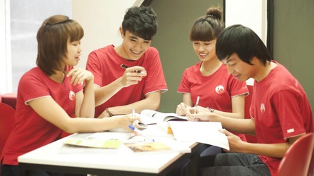 British University Vietnam luôn chú trọng hướng nghiệp cho sinh viên - 1 Đang tư vấn kỹ năng thành công cho bạn trẻ
