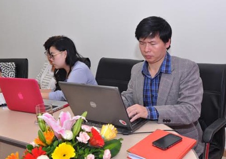 Ông Nguyễn Văn Tuyển - Phó Tổng Giám đốc Hệ thống giáo dục Vinschool đang tư vấn cho độc giả