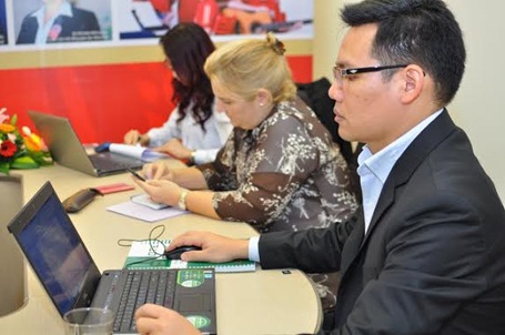 Ông Nguyễn Văn Tuyển - Phó Tổng Giám đốc Hệ thống giáo dục Vinschool đang tư vấn cho độc giả