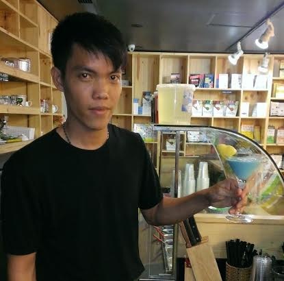 Minh Luân luôn tự tin với các ly Cocktail do mình làm ra.