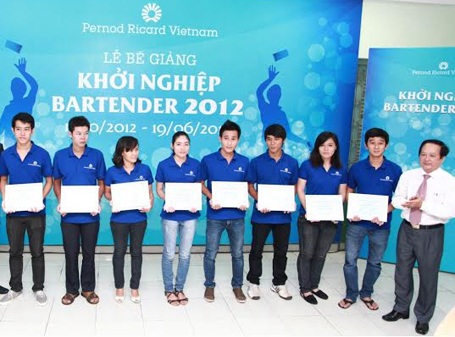 Minh Luân luôn tự tin với các ly Cocktail do mình làm ra.