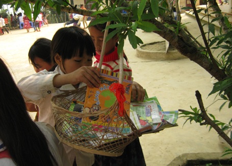 Thư viện trên... cây của học trò H'Mông - 4 Nguyên Chi