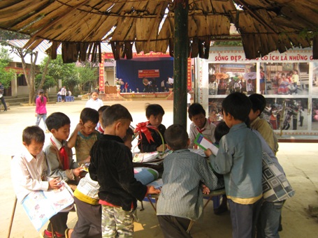 Thư viện trên... cây của học trò H'Mông - 7 Nguyên Chi