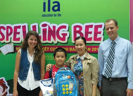 Cha mẹ và thầy cô giáo luôn ở bên động viên, cổ vũ và chia sẻ niềm vui cùng các em