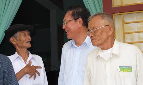 Bộ trưởng GD-ĐT giải đáp tình trạng dạy thêm với cử tri Quảng Trị - 2 Bộ trưởng Bộ GD-ĐT Phạm Vũ Luận gặp gỡ cử tri tại huyện Hải Lăng, tỉnh Quảng Trị