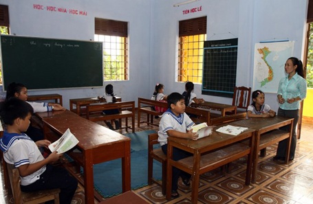 Hoàn thành ngôi trường thứ hai cho Trường Sa thân yêu - 1 Một buổi học của lớp đặc biệt trên đảo Trường Sa lớn, huyện Trường Sa. (Ảnh: Hồ Cầu/TTXVN)