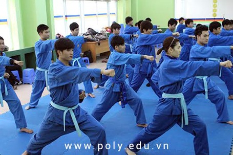 Giải quyết vấn đề thiếu thợ: Không chỉ là chi bao nhiêu tiền ngân sách - 8 Sinh viên FPT Polytechnic trong giờ học Giáo dục thể chất.