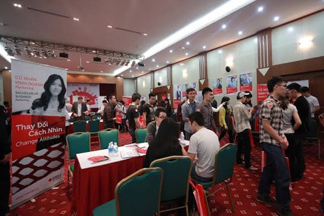 Hàng nghìn học sinh, phụ huynh dự Ngày hội Thông tin ĐH RMIT Việt Nam - 1 Không khí tấp nập tại quầy thông tin ngành Kinh doanh, một trong ba cụm ngành thế mạnh của trường.