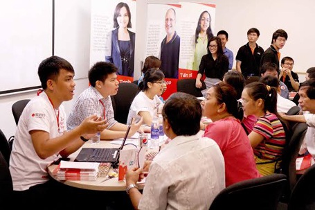 Hàng nghìn học sinh, phụ huynh dự Ngày hội Thông tin ĐH RMIT Việt Nam - 2 Không khí tấp nập tại quầy thông tin ngành Kinh doanh, một trong ba cụm ngành thế mạnh của trường.