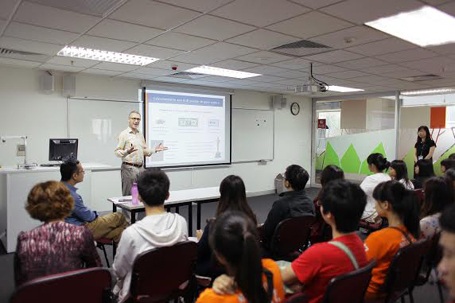 Hàng nghìn học sinh, phụ huynh dự Ngày hội Thông tin ĐH RMIT Việt Nam - 3 Một tiết học mở đầu với câu hỏi thú vị: Có phải ai làm kế toán cũng đều nhàm chán?.