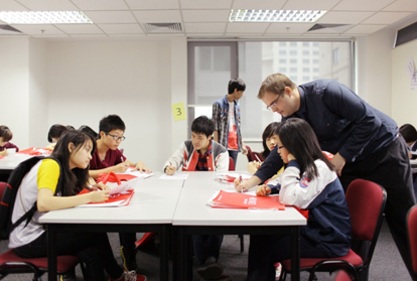 Hàng nghìn học sinh, phụ huynh dự Ngày hội Thông tin ĐH RMIT Việt Nam - 4 Giảng viên của ĐH RMIT Việt Nam hướng dẫn các em trong một tiết học mẫu.