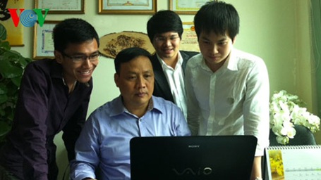 Chàng sinh viên có 3 bài báo trên các tạp chí quốc tế ISI - 2 GS.TSKH Nguyễn Đình Đức cùng các sinh viên nghiên cứu khoa học.