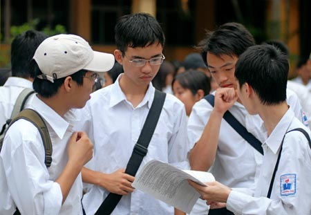 Phụ huynh “ngồi trên lửa” khi con chuẩn bị vào cấp 3 - 1 Phụ huynh “ngồi trên lửa” khi con chuẩn bị vào cấp 3
