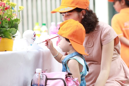 Maastricht MBA Vietnam - Ngày Hội thao gia đình 2014 - 6 Mẹ và bé cùng vẽ tranh, tô tượng.