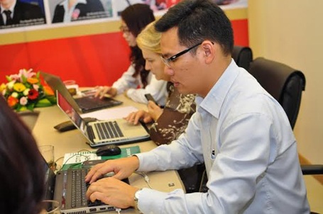 Ông Nguyễn Văn Tuyển - Phó Tổng Giám đốc Hệ thống giáo dục Vinschool đang tư vấn cho độc giả