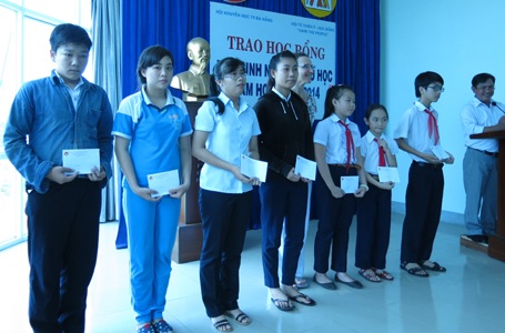 Các học sinh được Hội Khuyến học Đà Nẵng trao học bổng Care the people sáng 16/5.