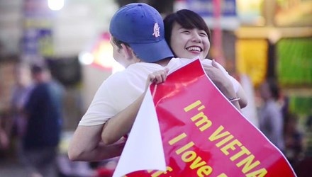 Gặp nữ sinh xinh đẹp "ôm vì hòa bình" - 1 Một du khách nước ngoài ôm Bảo Linh trong clip