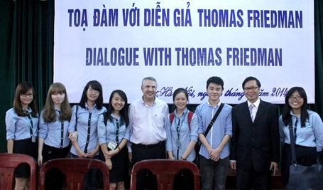 Tác giả “Thế giới phẳng” phỏng vấn sinh viên Việt để viết báo - 4 Friedman ký tặng cuốn Thế giới phẳng.