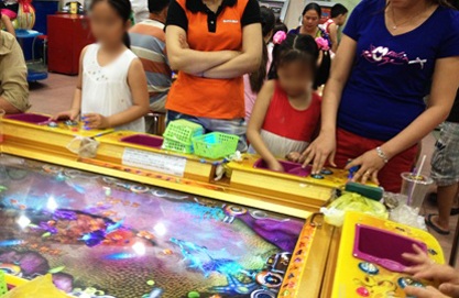 Trẻ mầm non “đốt” tiền triệu vào trò bắn cá - 2 Nhiều trẻ nhỏ rất mê trò chơi bắn cá đầy tính đỏ đen