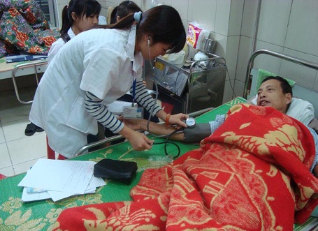 Trường Trung cấp Y dược Bắc Ninh tuyển sinh Trung cấp Y-dược hệ chính quy năm 2014 - 2 Học sinh thực hành thăm khám bệnh nhân tại bệnh viện