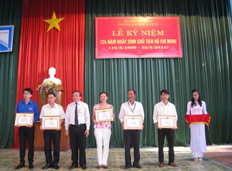 Nhiều trường tổ chức lễ kỷ niệm 124 năm ngày sinh Bác Hồ - 1 Nhiều trường tổ chức lễ kỷ niệm 124 năm ngày sinh Bác Hồ