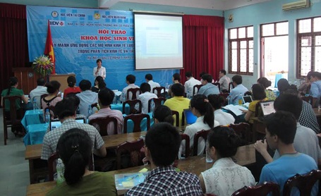 Sinh viên Ngoại thương giành giải Nhất hội thảo nghiên cứu khoa học - 2 Sinh viên đang bảo vệ đề tài tại hội thảo