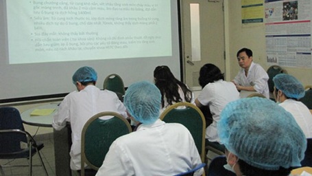 Hành trình sáng từ bóng tối - 3 Bác sĩ Ngô Minh Biên đang giảng bài cho sinh viên và bác sĩ định hướng