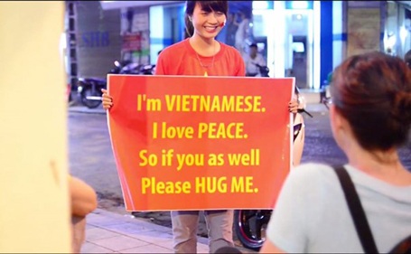 Gặp nữ sinh xinh đẹp "ôm vì hòa bình" - 3 Bảo Linh với tấm biển trong clip