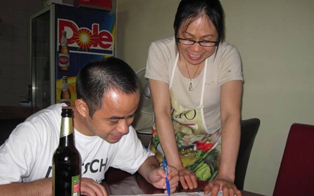 Chị Nguyễn Thị Hòa hướng dẫn các lưu học sinh mới sang Đức cách tiếp cận hệ thống Metro