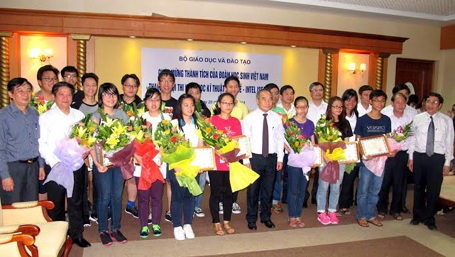 Tặng bằng khen các thí sinh đoạt giải Intel ISEF 2014 - 2 Thứ trưởng Nguyễn Vinh Hiển chụp ảnh cùng đoàn thí sinh Việt Nam