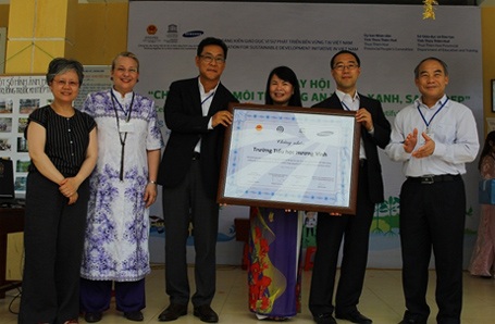 Đại diện của UNESCO, Bộ GD-ĐT và Samsung trao chứng nhận cho các trường học