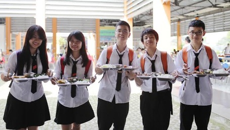 Thư gửi mẹ từ trường nội trú - 2 Bữa cơm nội trú đầy đủ thịt lẫn rau giúp HS bỏ thói quen “bài trừ” rau xanh hoặc kén ăn như ở nhà.