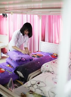 Thư gửi mẹ từ trường nội trú - 3 HS nào cũng được yêu cầu dọn dẹp giường mỗi khi dậy. (Ảnh: Phòng KTX trường THPT FPT)