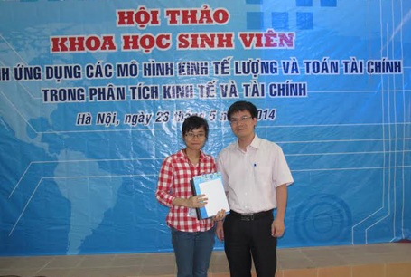 Sinh viên Ngoại thương giành giải Nhất hội thảo nghiên cứu khoa học - 1 Ban tổ chức trao giải Nhất cho đại diện nhóm sinh viên ĐH Ngoại thương Hà Nội