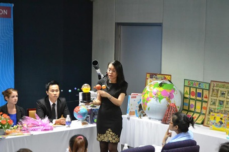 Hệ thống Trung tâm Anh ngữ AMA ra mắt chương trình học tiếng Anh Active Learning Kids Teens - 2 Đại diện AMA giới thiệu các giáo cụ trực quan