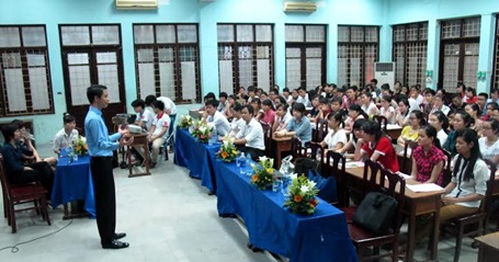 Nghề Kiểm toán cần gì ở sinh viên mới tốt nghiệp? - 1 Quang cảnh hội thảo nghề nghiệp tại Học viện Tài chính (Hà Nội) tối 23/5