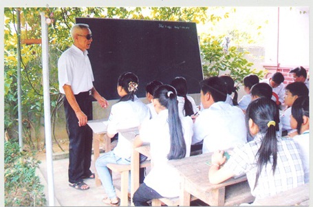 Lớp học Toán do người thương binh mù Nguyễn Đăng Khoa đứng lớp