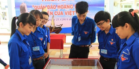 Sinh viên tham dự triển lãm Quần đảo Hoàng Sa - chủ quyền của Việt Nam