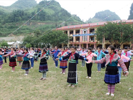 Lập trang trại trong trường để cải thiện bữa ăn học sinh  - 2 Giờ thể dục của học sinh Lào Cai. (Ảnh: Quý Trung/TTXVN)