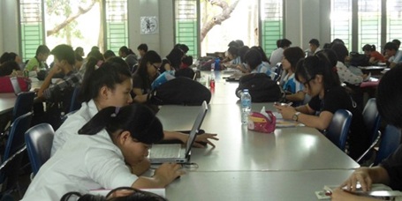 Đi qua những mùa thi! - 1 Sinh viên học bài trong thư viện trường ĐH KHXH&NV TP.HCM. (Ảnh: Gia Đỗ)