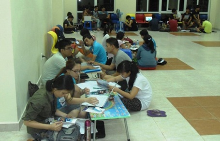 Đi qua những mùa thi! - 2 Sinh viên học bài trong KTX ĐH Quốc gia TPHCM