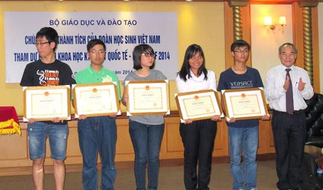Tặng bằng khen các thí sinh đoạt giải Intel ISEF 2014 - 1 Thứ trưởng Nguyễn Vinh Hiển (