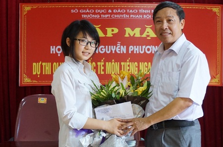 Nghệ An có học sinh đầu tiên dự thi Olympic quốc tế tiếng Nga - 2 Ông Lê Văn Ngọ - Giám đốc Sở GD-ĐT Nghệ An chúc mừng em Trang lên đường dự thi, làm bài tốt.