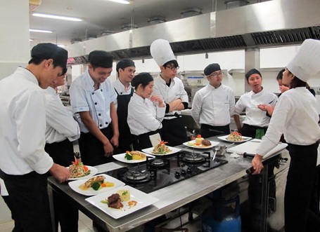 Học viên khóa Đầu bếp chuyên nghiệp trong một buổi học thực hành